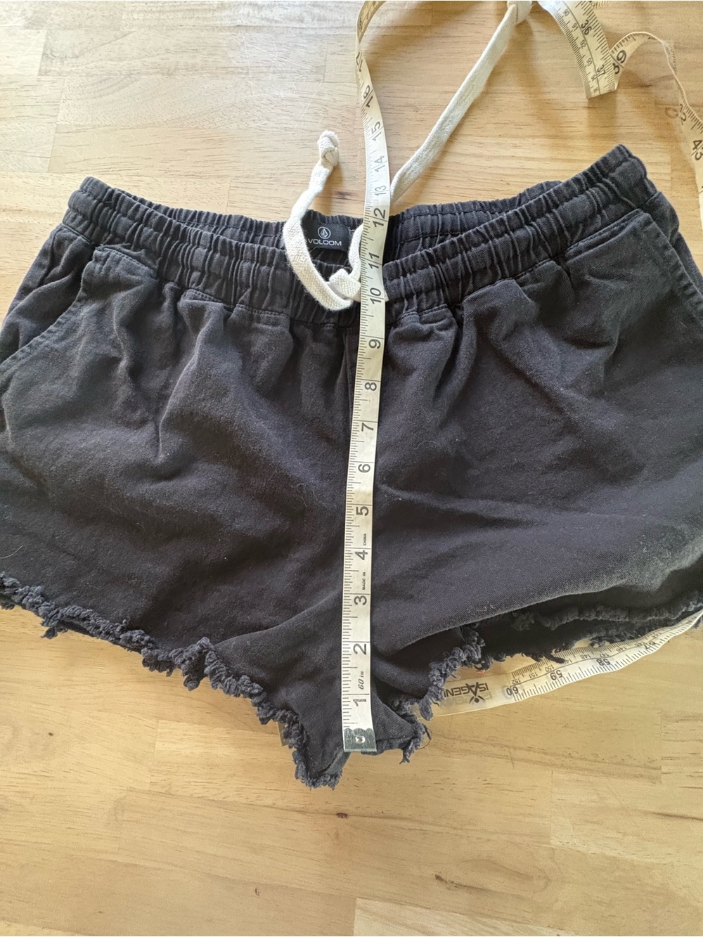 Volcom shorts - Picture 8 of 9